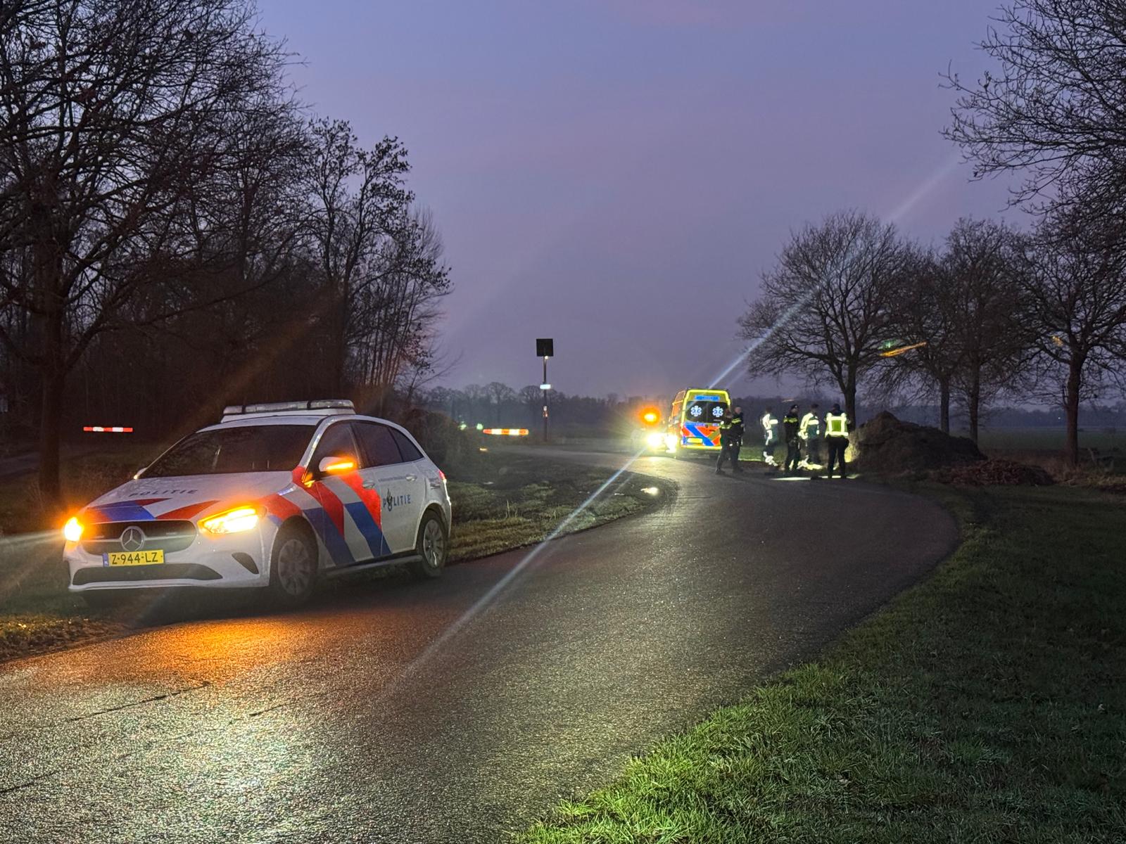 Video: Auto belandt op grasbult langs Elsenerweg in Markelo, tweede ongeval binnen een uur
